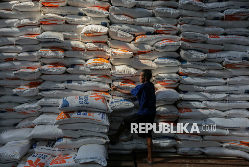 Pekerja bongkar muat beras di Gudang Bulog, Komplek Pergudangan Sunter Timur, Jakarta. Foto: Republika/Thoudy Badai