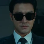 Choi Siwon, anggota Super Junior yang berperan sebagai agen intelijen dalam film komedi Ugly Duckling Ms. Maeng