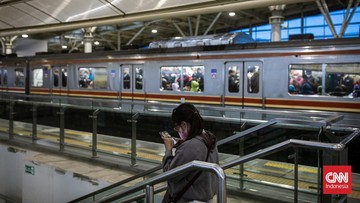 Suasana Stasiun Manggarai saat jam sibuk