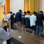 Petugas polisi menunjukkan para tersangka kasus penganiayaan