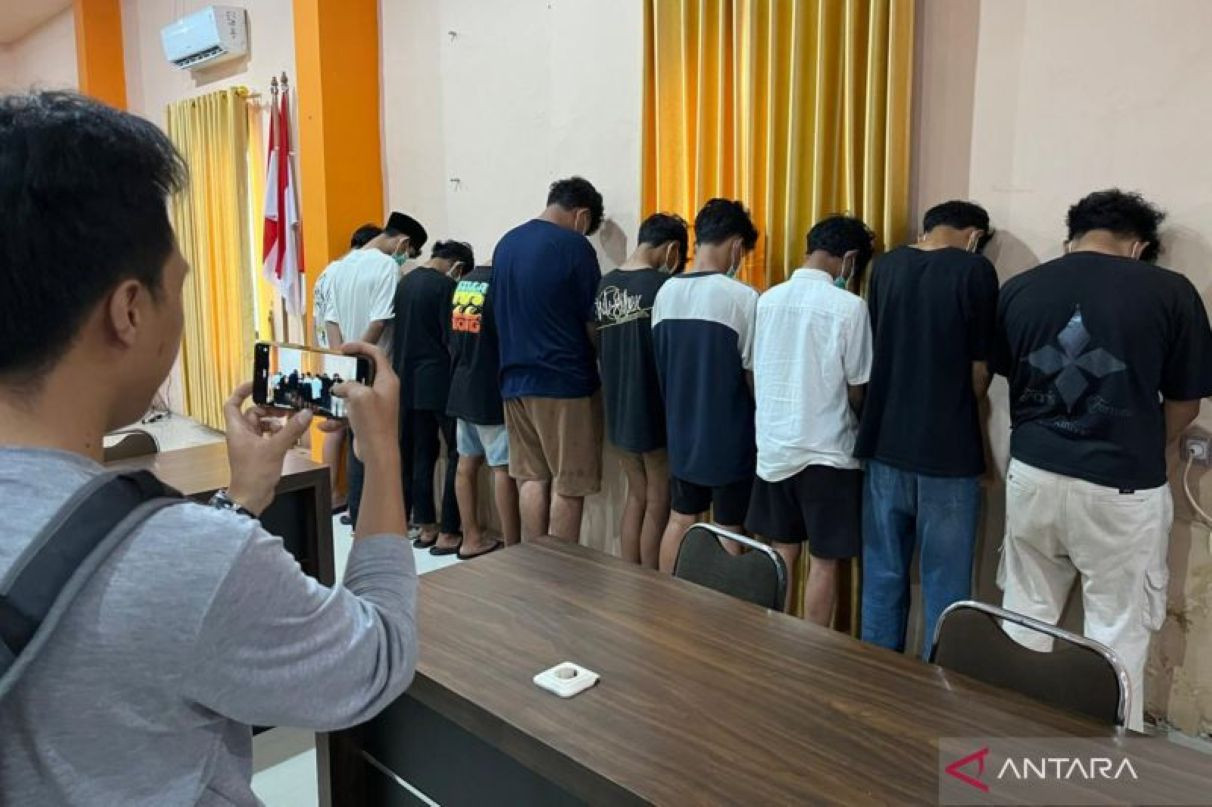 Petugas polisi menunjukkan para tersangka kasus penganiayaan