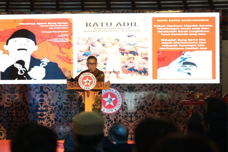 Megawati Soekarnoputri menyampaikan pidato dalam sebuah forum kepemudaan