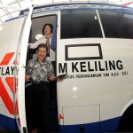 Bus layanan SIM Keliling dengan warga yang baru mengurus perpanjangan SIM