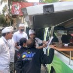 Warga dilayani petugas di mobil layanan Samsat Keliling di Bali