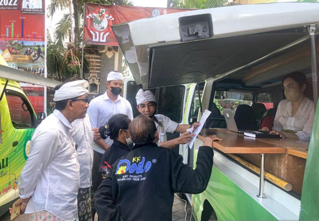 Warga dilayani petugas di mobil layanan Samsat Keliling di Bali