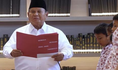 Presiden Prabowo Subianto memimpin siswa SD membaca ikrar Sumpah Pemuda