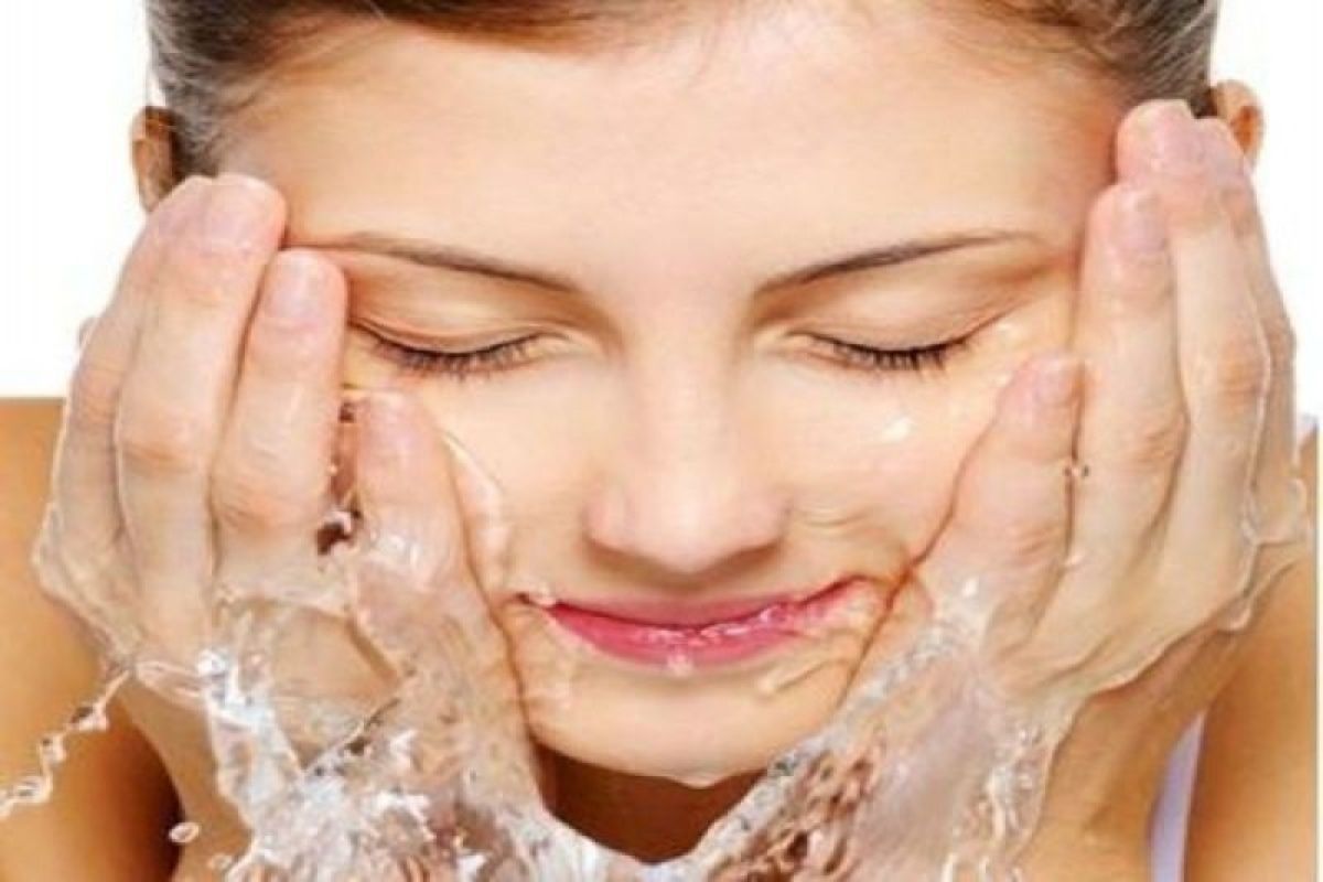 Kapan Waktu Terbaik Mencuci Wajah? Ini Penjelasan Dermatolog