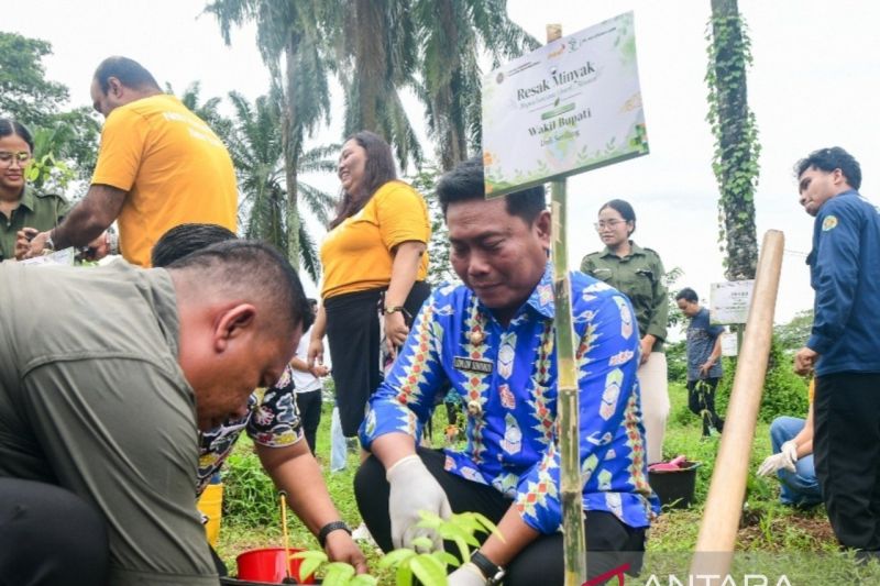 Wakil Bupati Deli Serdang Lom Lom Suwondo saat penanaman pohon bersama mahasiswa USU