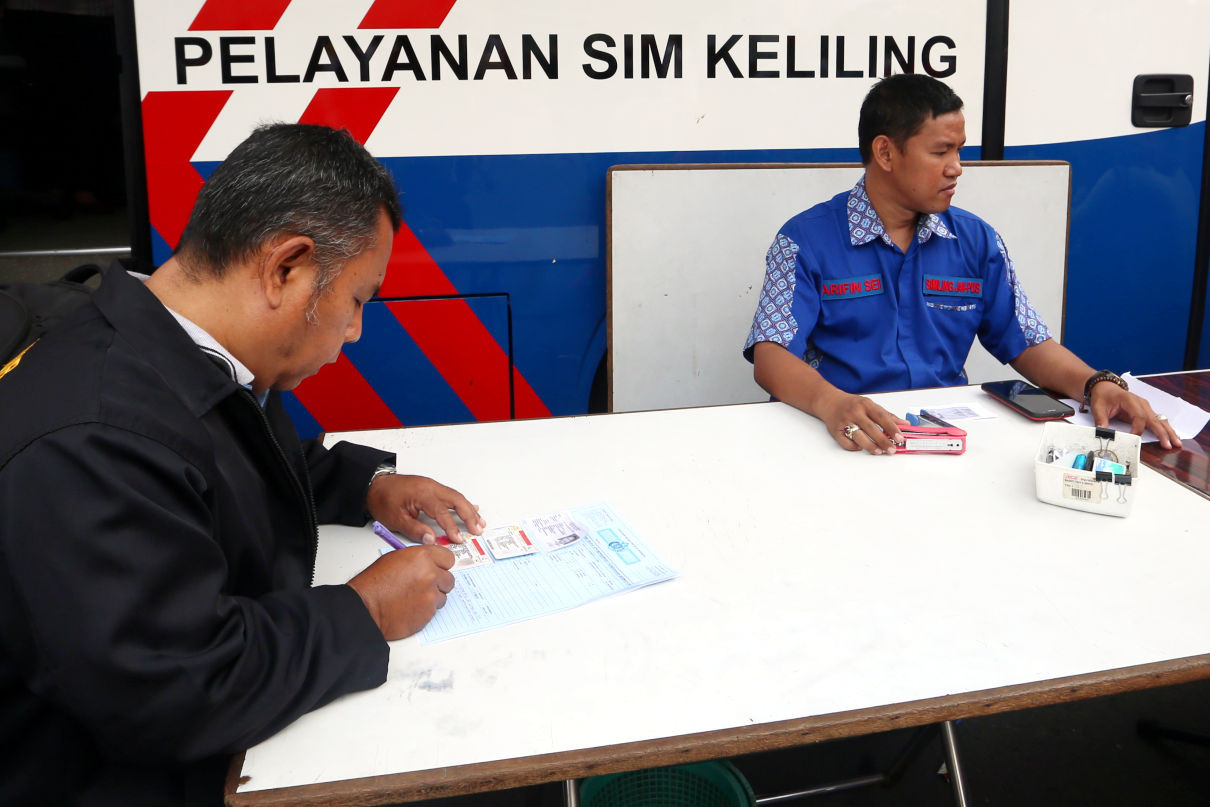 Ilustrasi pelayanan SIM Keliling kepolisian untuk perpanjangan SIM masyarakat