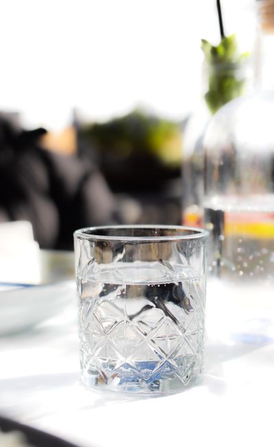 Tips Cukup Minum Air Putih saat Cuaca Panas dan Berasap