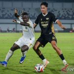 Penyerang Dewa United Rafael Struick dalam pertandingan sepak bola