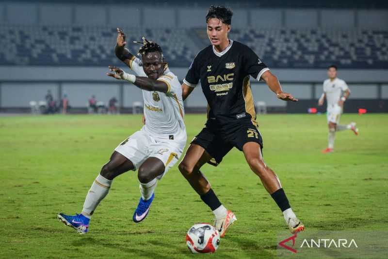 Penyerang Dewa United Rafael Struick dalam pertandingan sepak bola