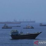 Kapal tanker minyak mentah berlayar di perairan lepas pantai