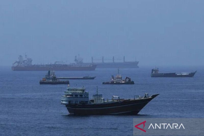 Kapal tanker minyak mentah berlayar di perairan lepas pantai