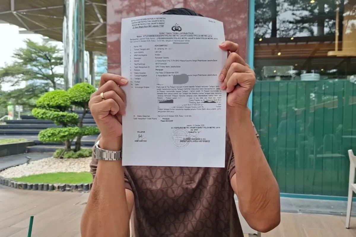 Pengusaha AS menunjukkan bukti laporan polisi atas dugaan penipuan