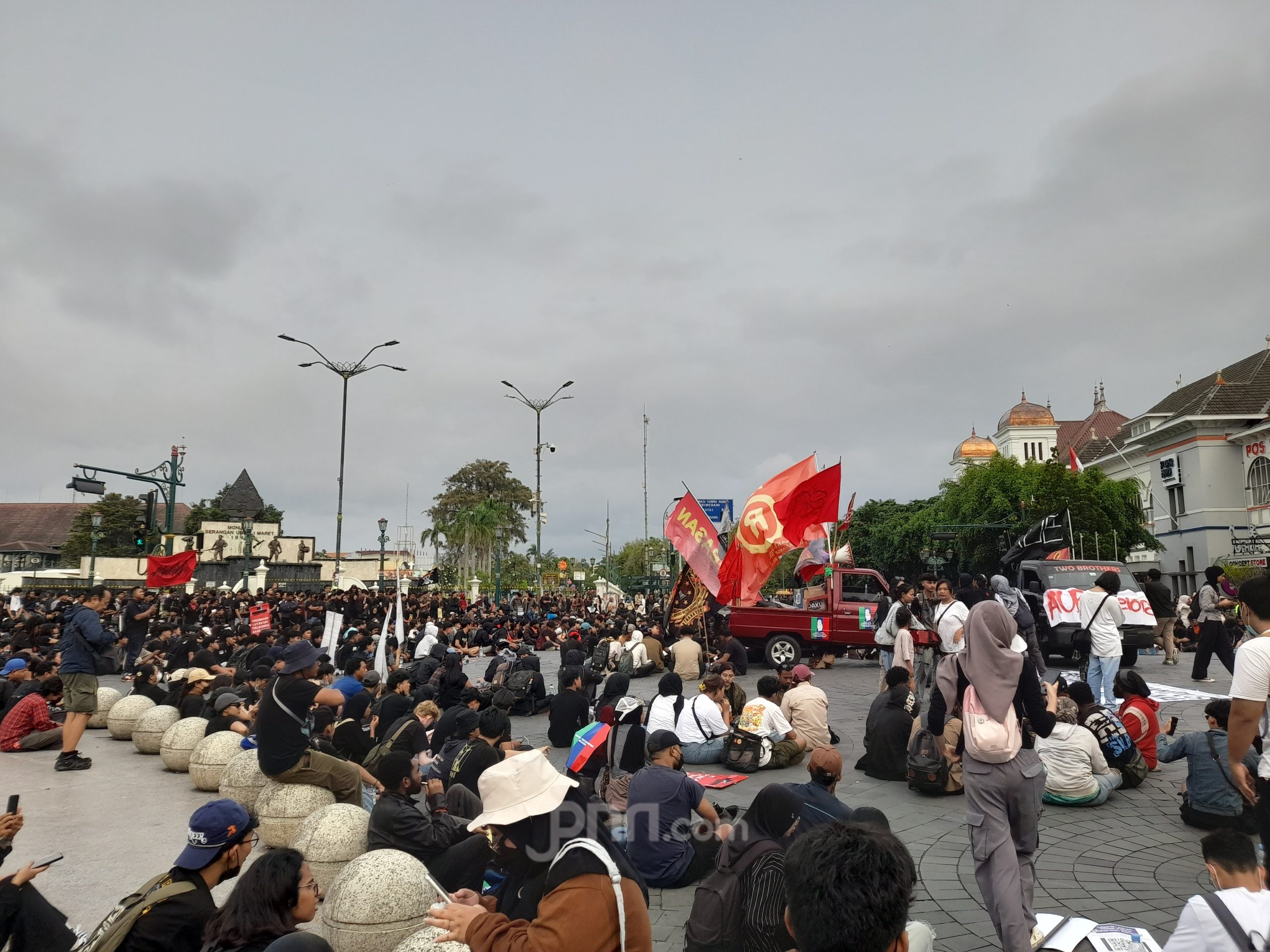 Massa aksi demonstrasi berkumpul di kawasan Titik Nol Kilometer Yogyakarta dengan spanduk dan bendera