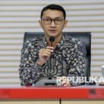 Petugas KPK saat memberikan keterangan kepada wartawan