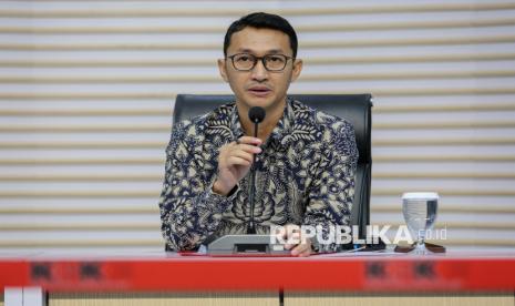 Petugas KPK saat memberikan keterangan kepada wartawan
