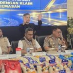 Petugas memeriksa kemasan beras fortifikasi yang disita