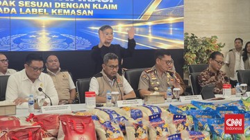 Petugas memeriksa kemasan beras fortifikasi yang disita
