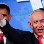 Benjamin Netanyahu berbicara di depan mikrofon dalam sebuah acara