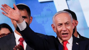 Benjamin Netanyahu berbicara di depan mikrofon dalam sebuah acara
