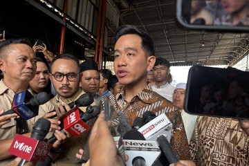 Wapres Gibran Rakabuming Raka menjawab pertanyaan wartawan di Jakarta Barat