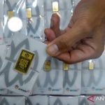 Emas batangan Antam yang tersusun rapi di atas permukaan