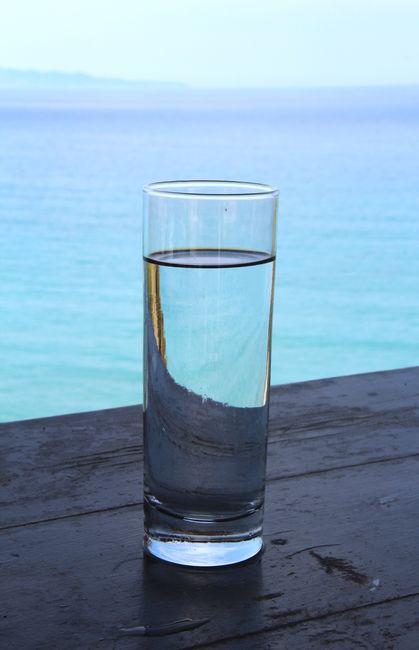 Segelas air di atas meja