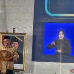 Guru dan siswa dalam kegiatan belajar di sekolah