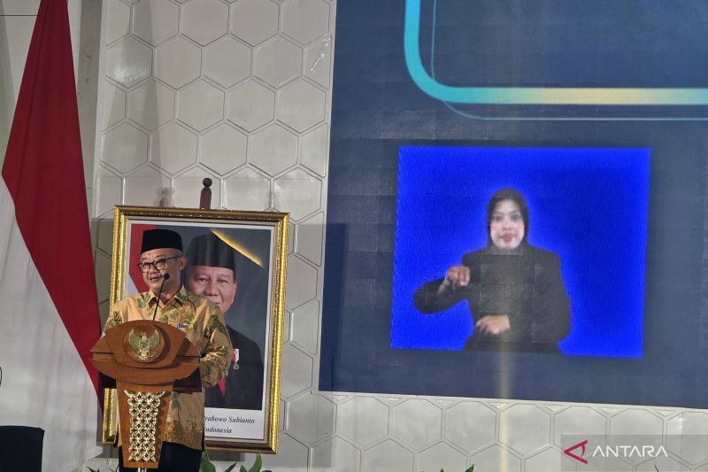 Guru dan siswa dalam kegiatan belajar di sekolah