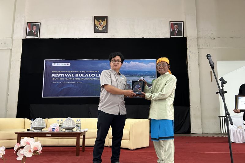 Umar Pasandre Terima BIA Award atas Dedikasi Konservasi Mangrove