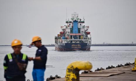 Petugas memeriksa keselamatan transportasi di pelabuhan
