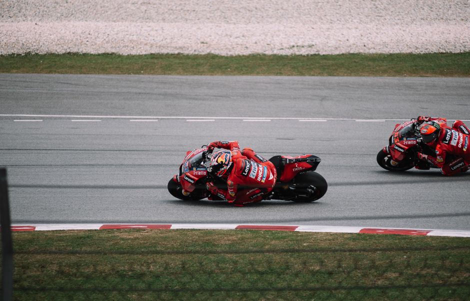 Balapan motor melaju kencang di Sirkuit Internasional Sepang, Malaysia