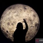 Pengunjung muda mencoba teknologi imersif berbasis kecerdasan artifisial di museum