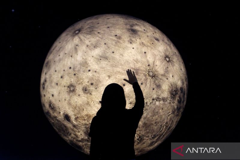 Pengunjung muda mencoba teknologi imersif berbasis kecerdasan artifisial di museum