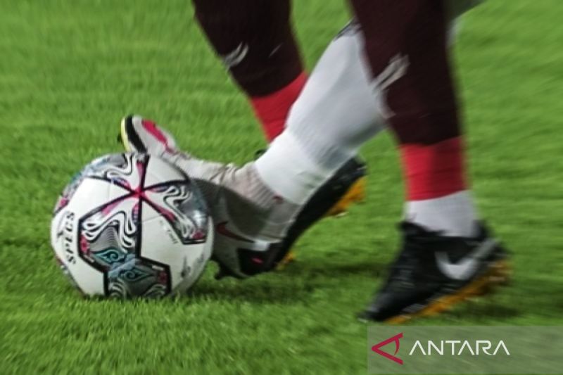 Pemain sepak bola muda Indonesia bertanding di lapangan hijau