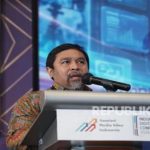 Konferensi media digital dengan peserta dan pembicara di ballroom hotel