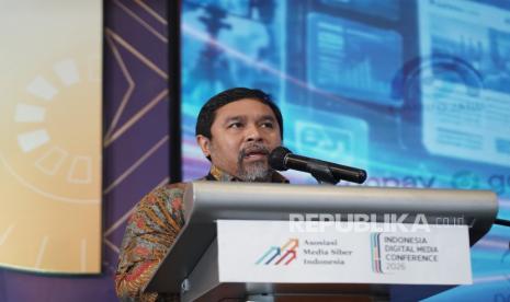 Konferensi media digital dengan peserta dan pembicara di ballroom hotel