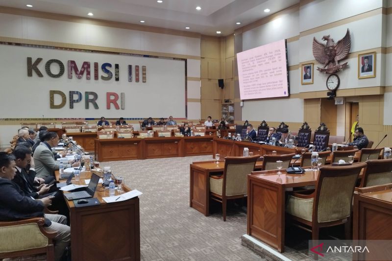 Ahmad Sahroni memimpin rapat pembahasan RUU Perampasan Aset di kompleks parlemen, Jakarta