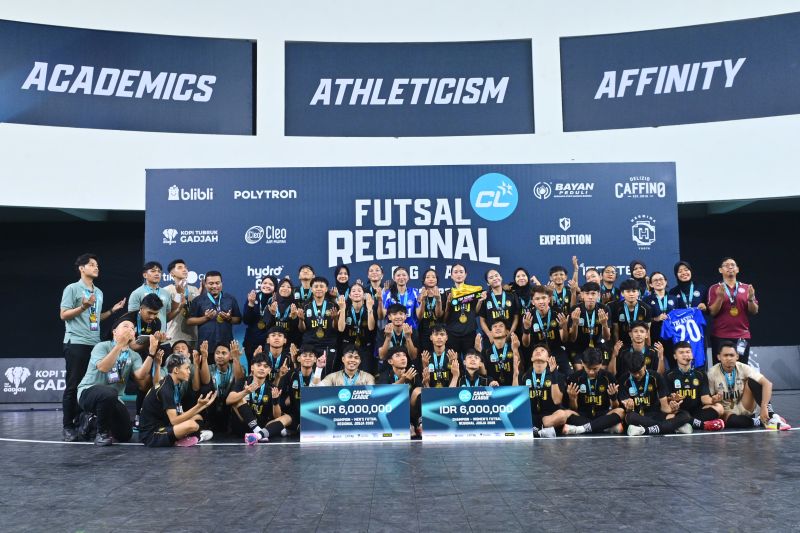Pemain futsal UNY merayakan gelar juara bersama di lapangan