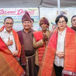 Menteri Lingkungan Hidup Moh Jumhur Hidayat bersama masyarakat adat Danau Toba