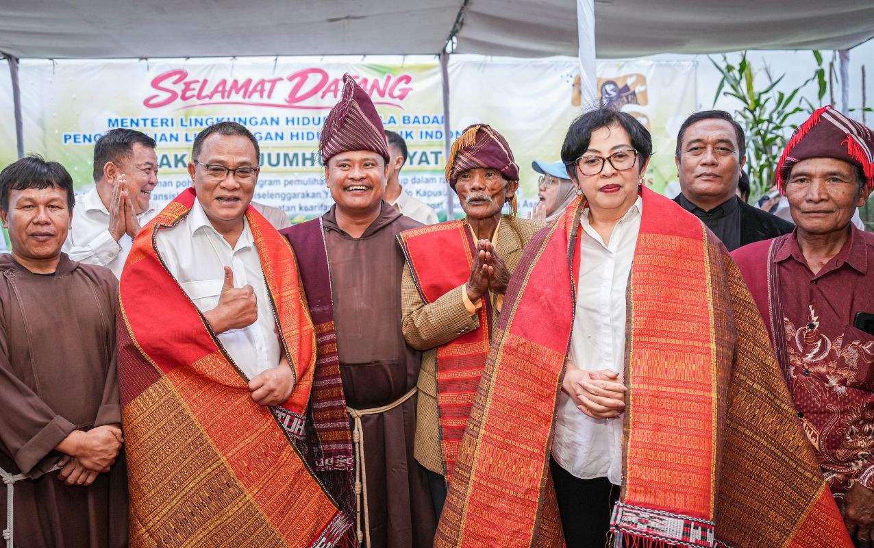 Menteri Lingkungan Hidup Moh Jumhur Hidayat bersama masyarakat adat Danau Toba
