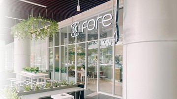 Gerai kopi Fore Coffee dengan etalase dan logo perusahaan