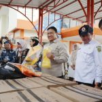 Petugas memadamkan kebakaran hutan dan lahan