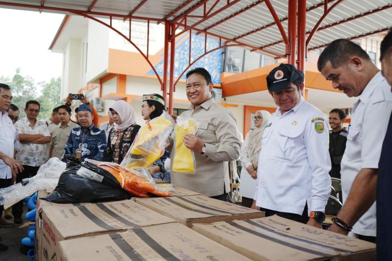 Petugas memadamkan kebakaran hutan dan lahan