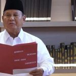 Presiden Prabowo Subianto memimpin pembacaan teks Sumpah Pemuda bersama siswa sekolah dasar