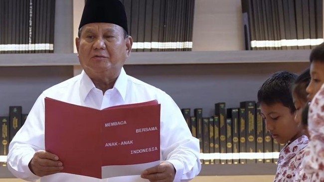 Presiden Prabowo Subianto memimpin pembacaan teks Sumpah Pemuda bersama siswa sekolah dasar