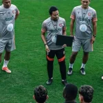 Pemain Persiraja menerima arahan pelatih kepala