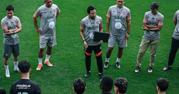 Pemain Persiraja menerima arahan pelatih kepala